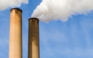 Qualsiasi sostanza che genera aeriformi, sotto forma di aerosol, fumi o polveri è un’Emissione da controllare per verificarne la qualità e la quantità immessa in atmosfera